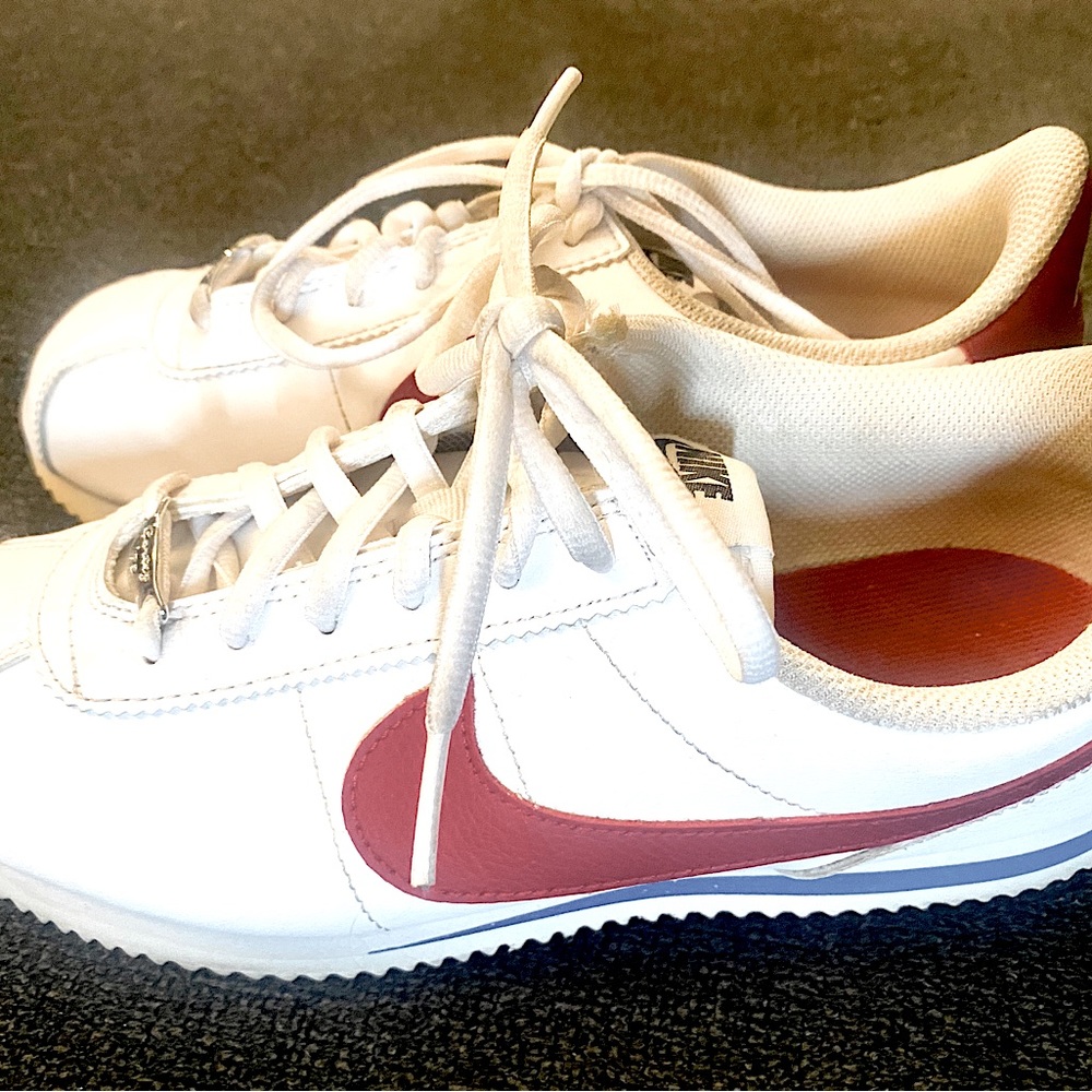 Women’s 8.5 Youth 7 nike Cortez red white and blue great condition!